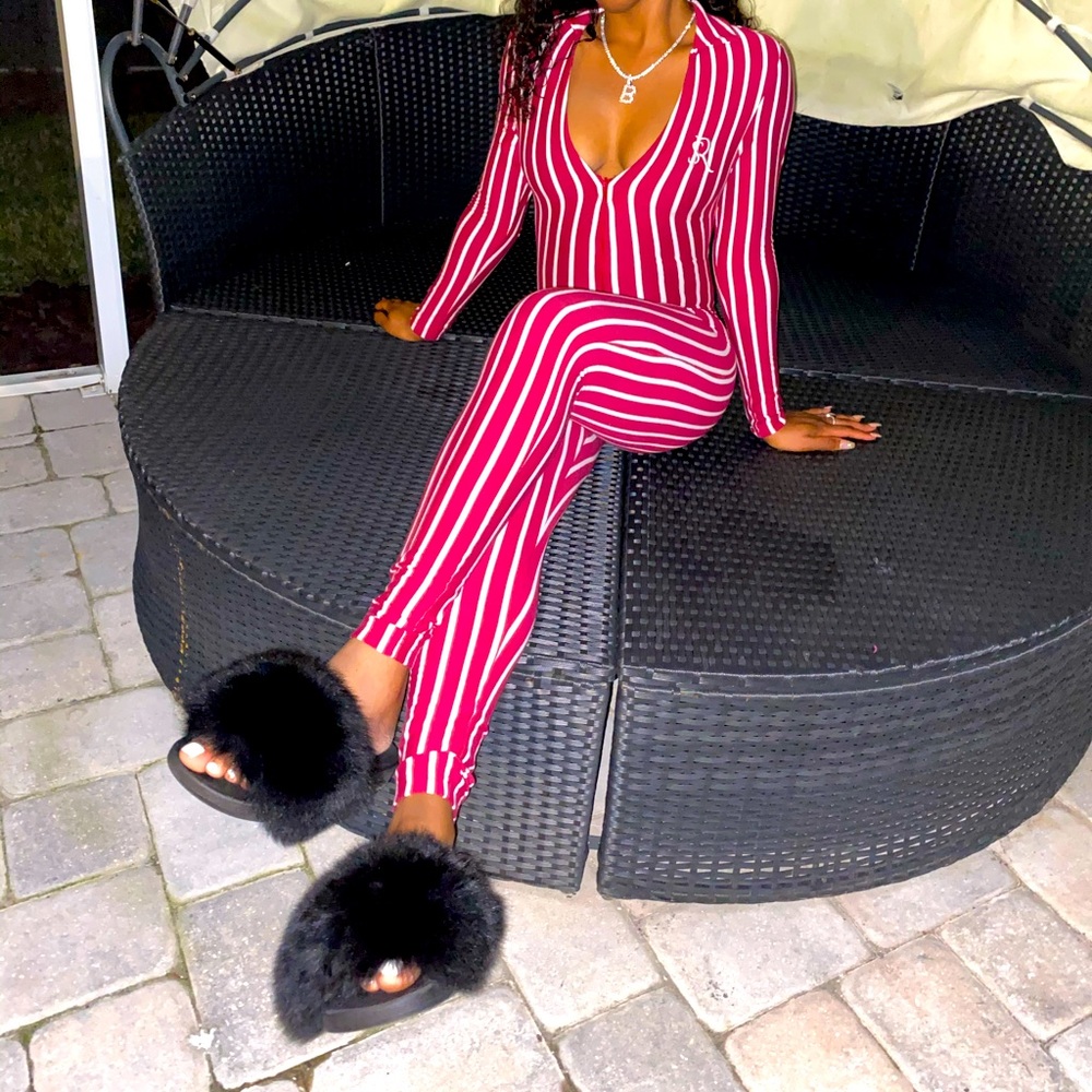 This is a beautiful striped jumpsuit from Gsuwoo collection a size small